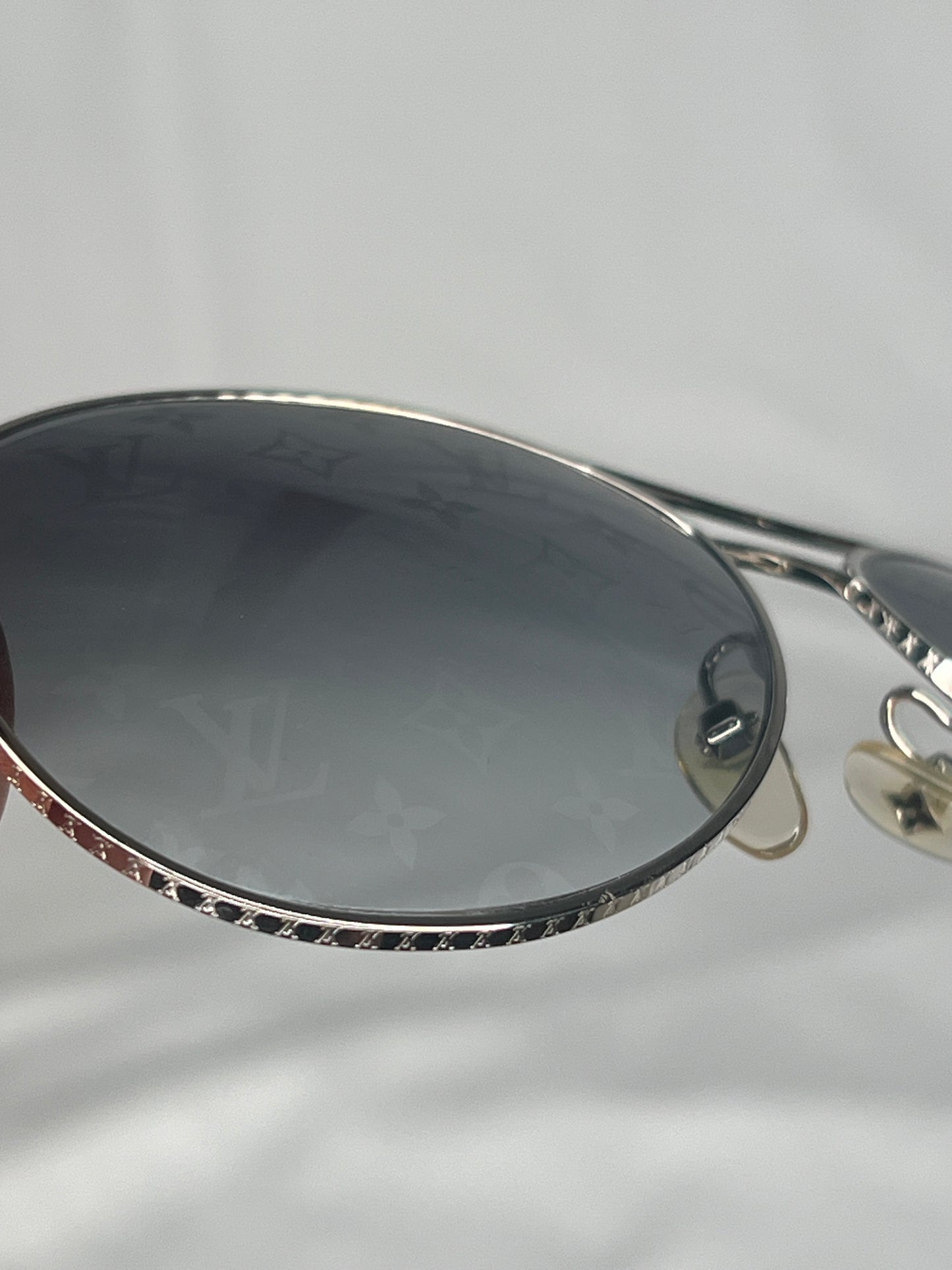Louis Vuitton Conspiration Pilote Sunglasses – Silver Frame & Monogram Gradient Lenses