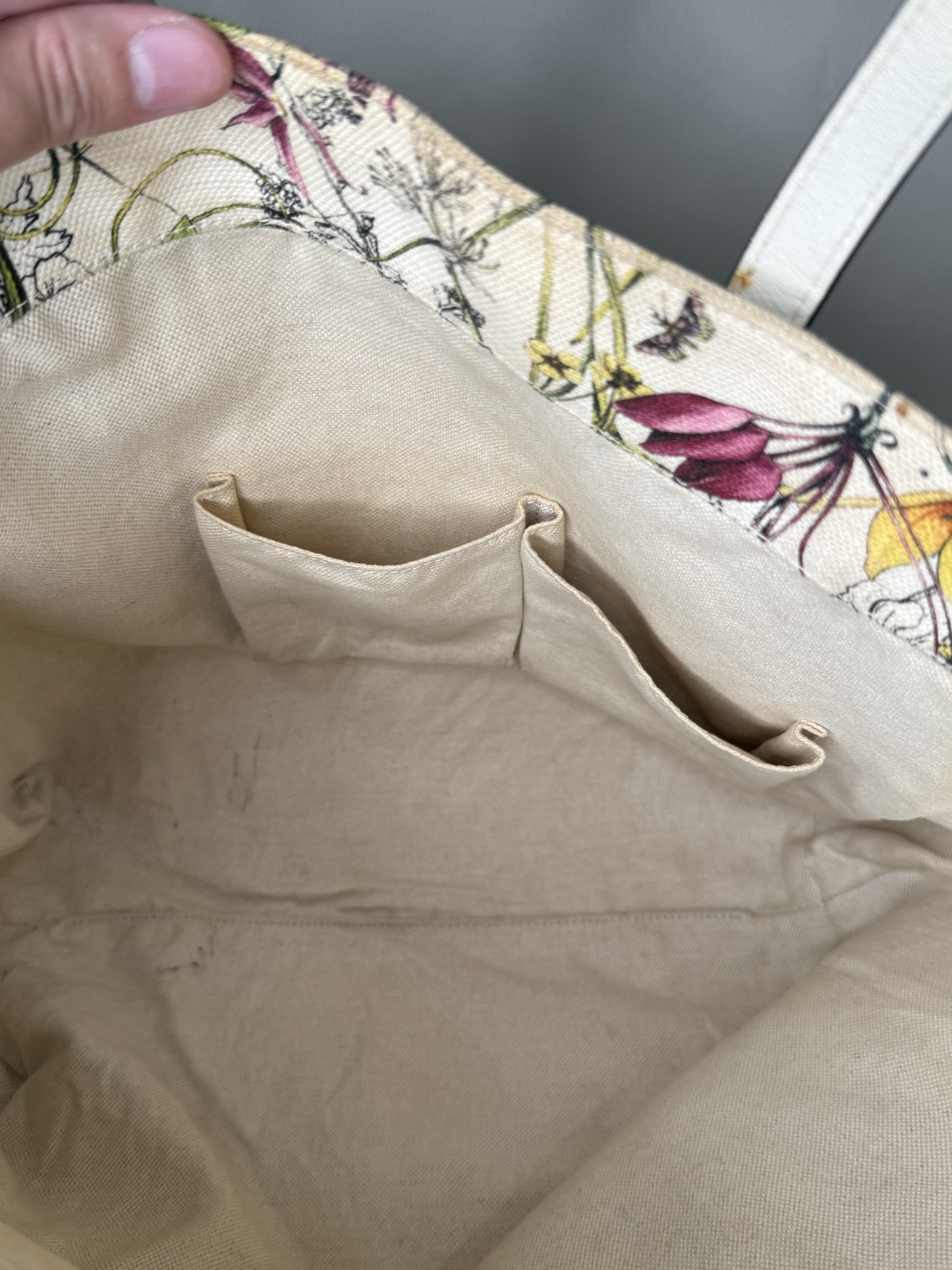 Gucci Flora Tote Bag – White Canvas with Multicolor Floral Print