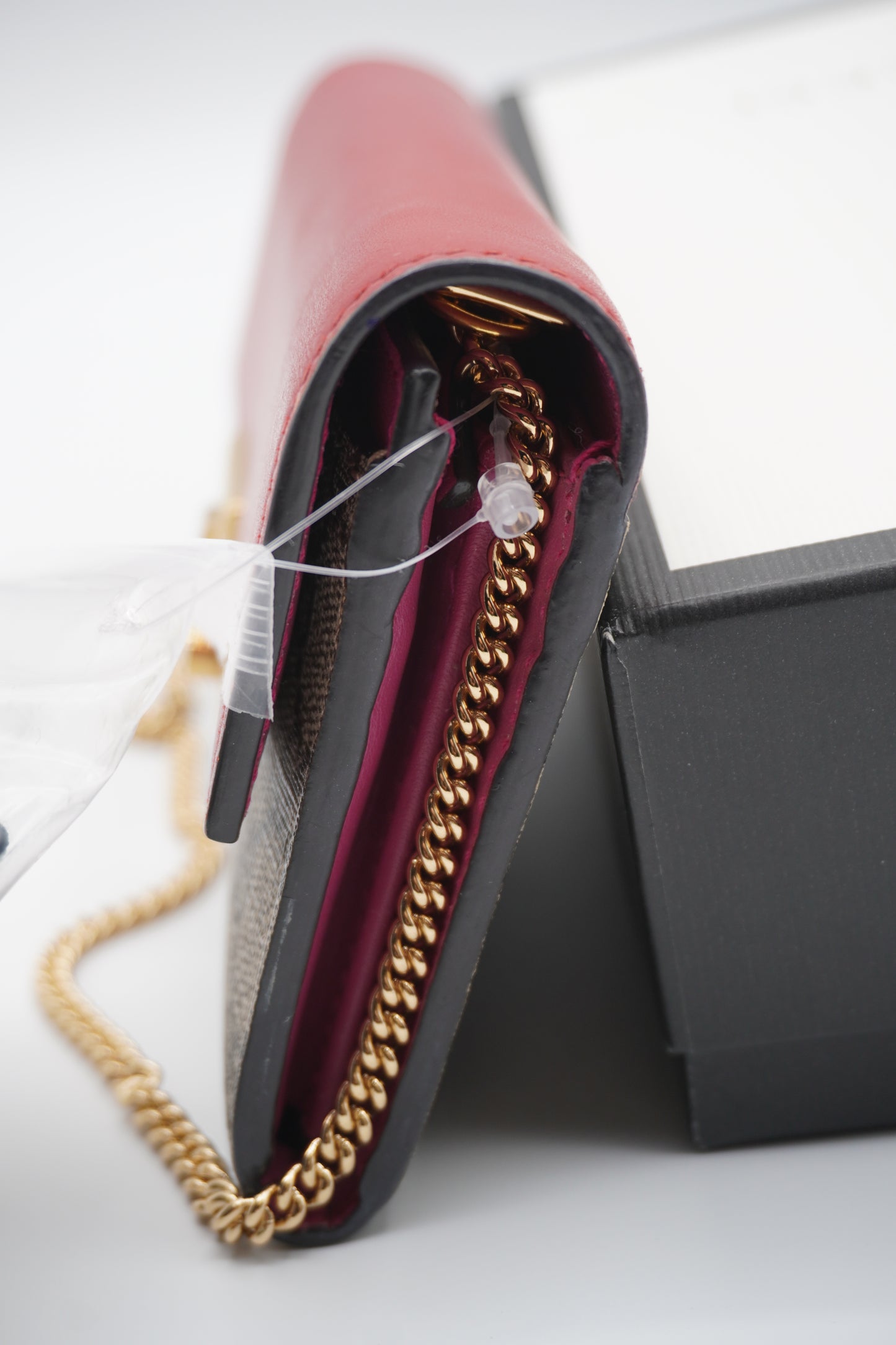 Gucci Padlock GG Supreme Wallet on Chain