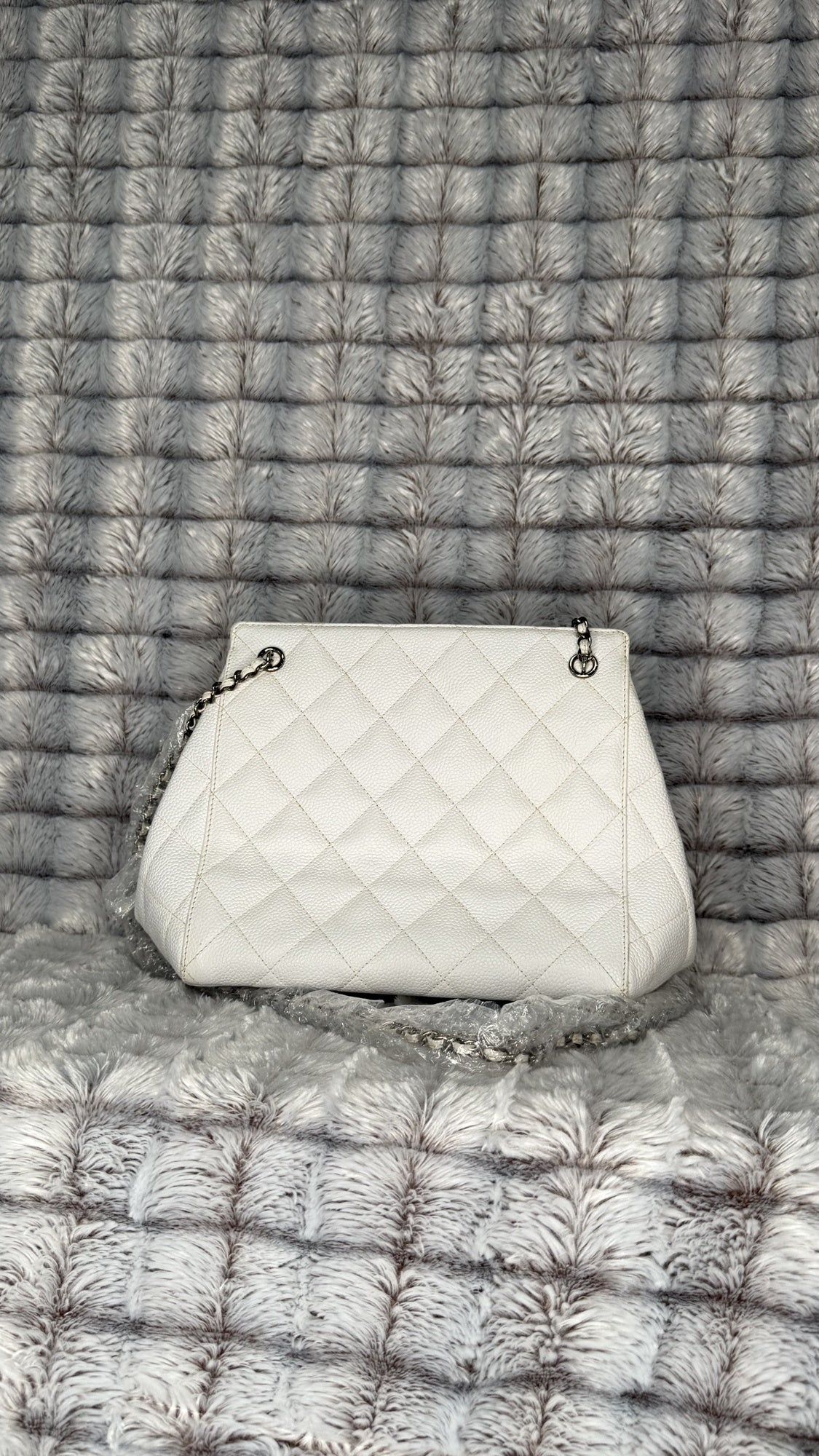 CHANEL Caviar Shoulder Bag - White