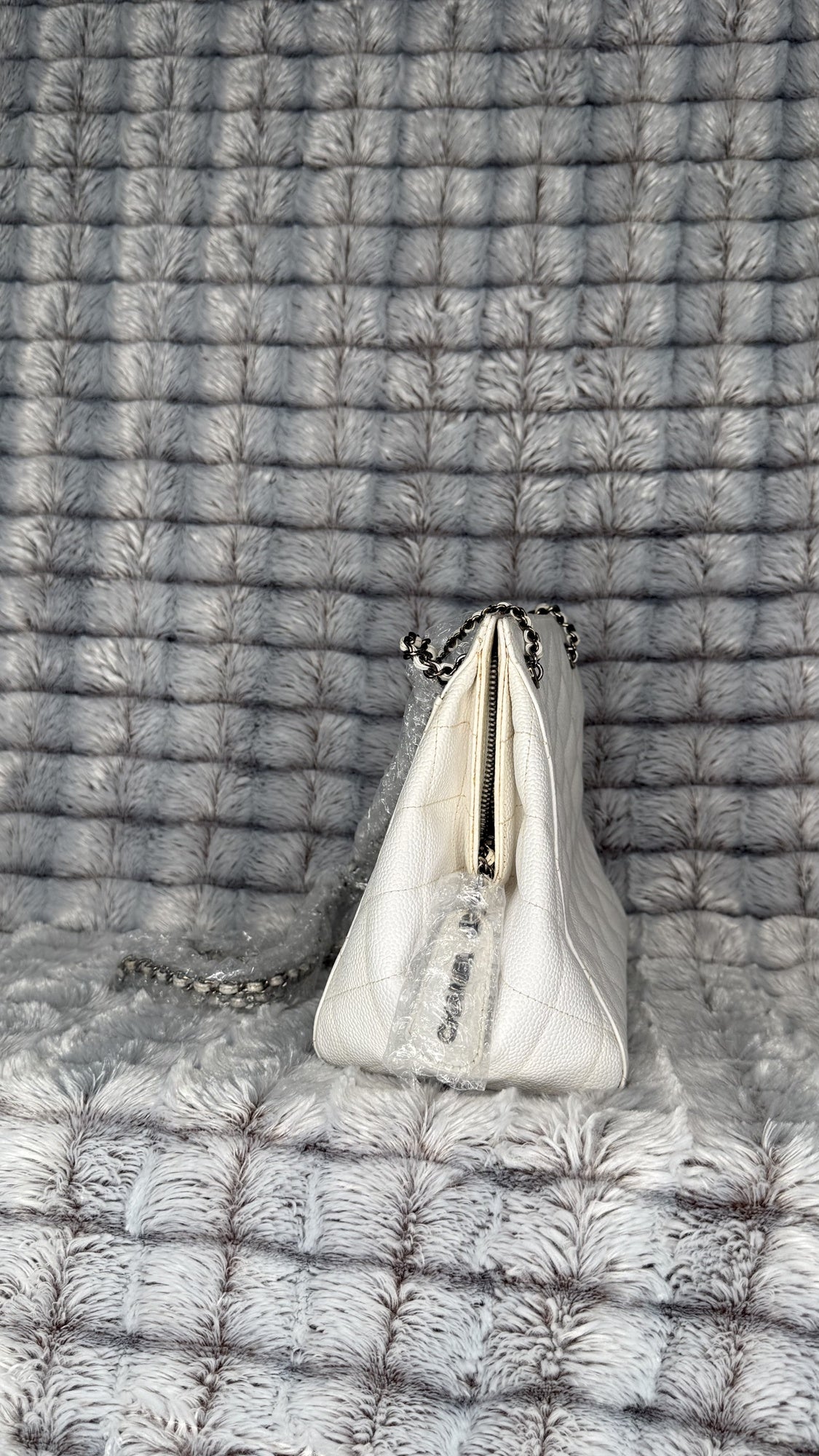 CHANEL Caviar Shoulder Bag - White