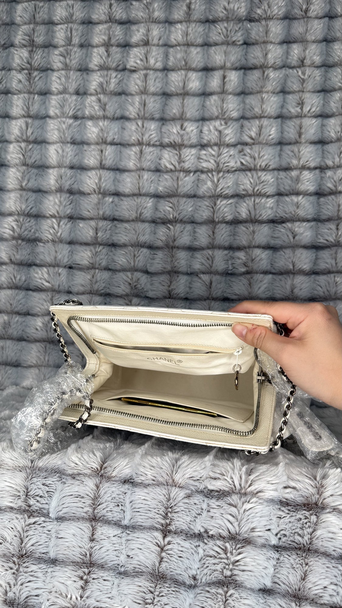 CHANEL Caviar Shoulder Bag - White
