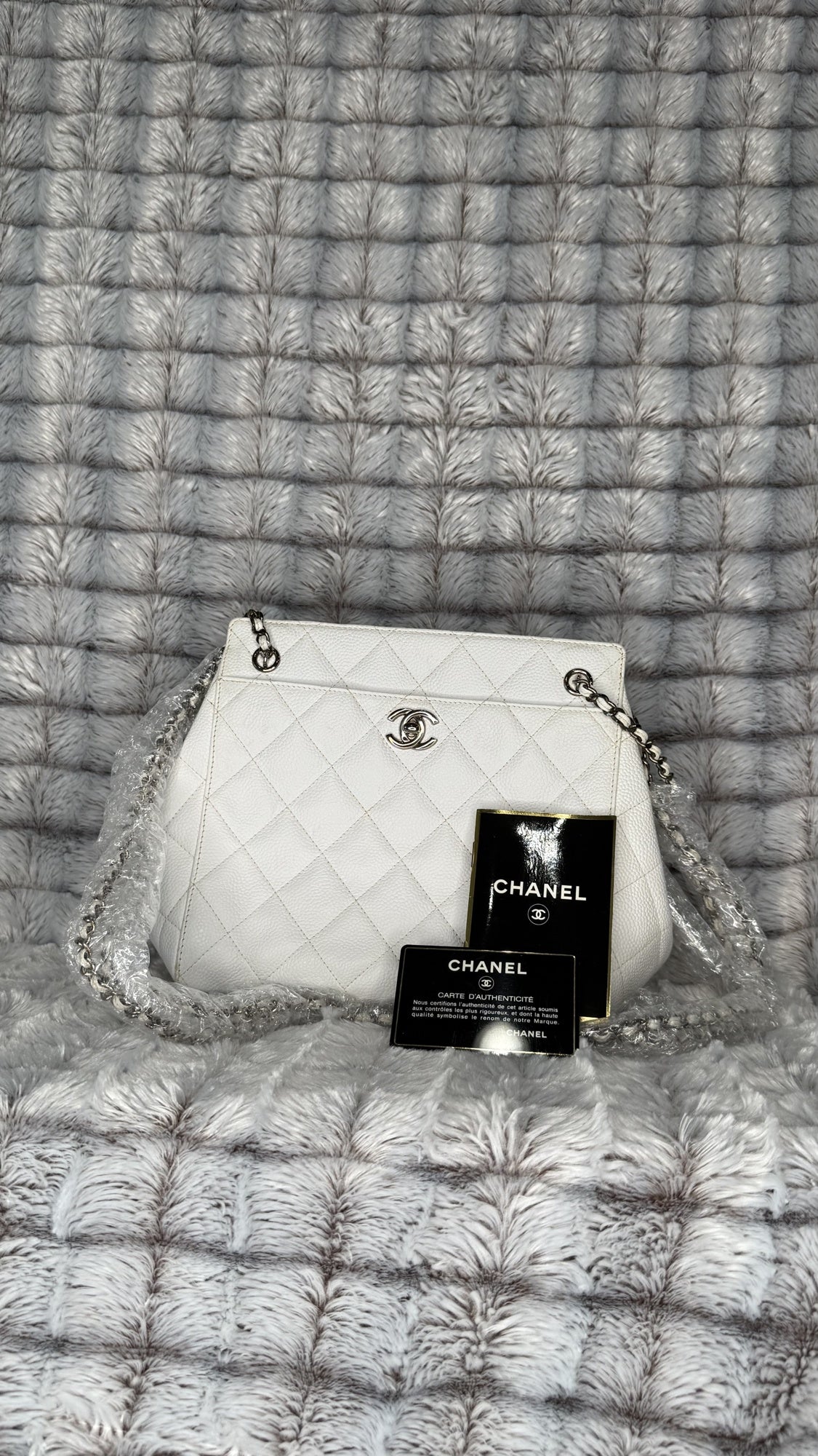 CHANEL Caviar Shoulder Bag - White