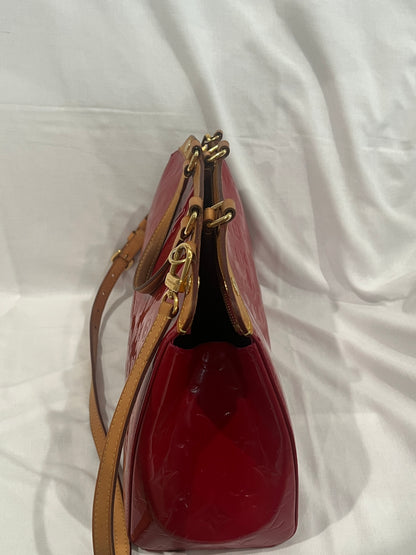 Louis Vuitton Brea MM Vernis Leather Shoulder Bag in Pomme d'Amour