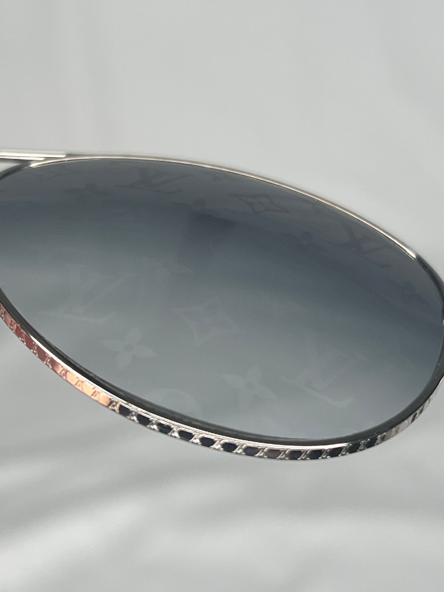 Louis Vuitton Conspiration Pilote Sunglasses – Silver Frame & Monogram Gradient Lenses