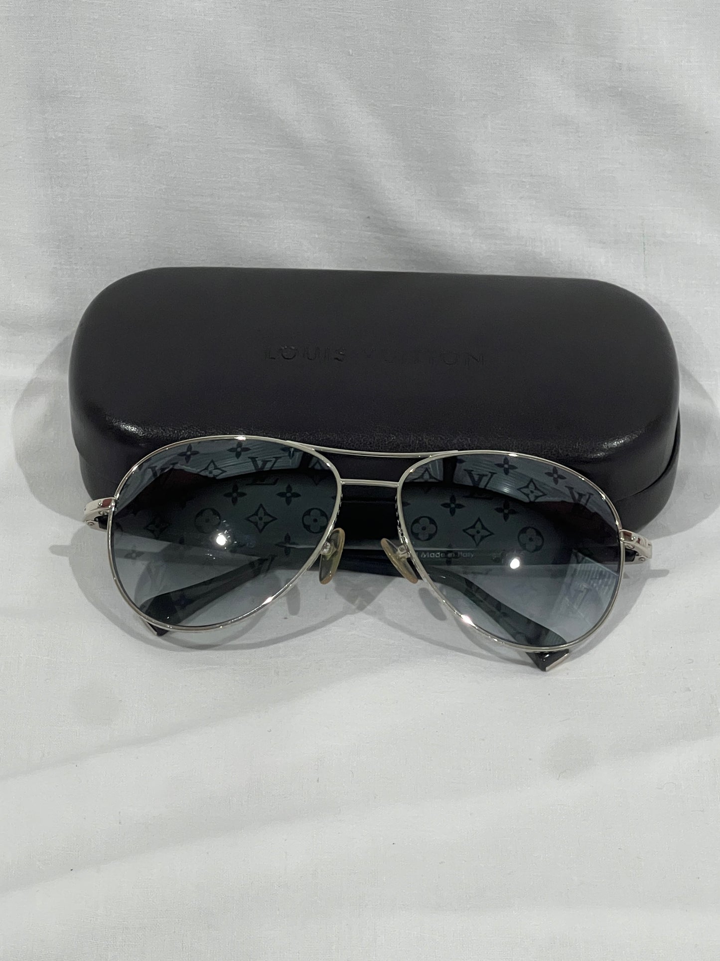 Louis Vuitton Conspiration Pilote Sunglasses – Silver Frame & Monogram Gradient Lenses