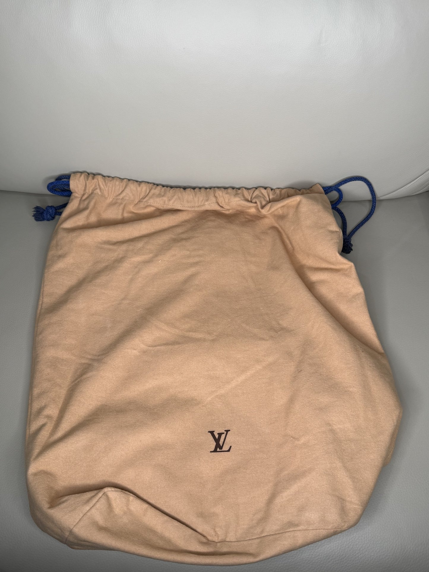 Louis Vuitton District MM Damier Graphite Canvas Messenger Bag